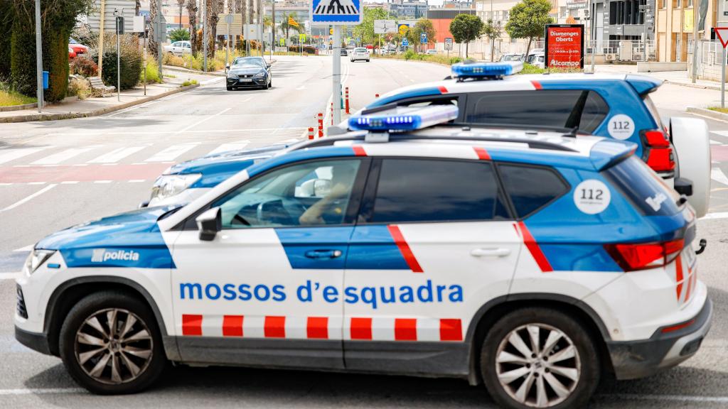 Varios coches de los Mossos d'Esquadra, en una imagen de archivo