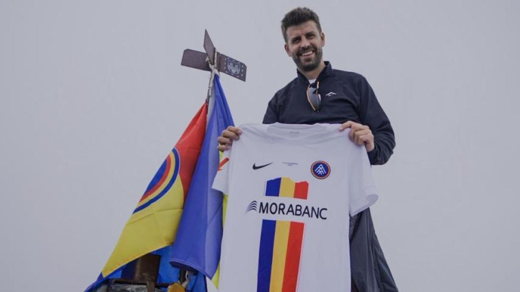 Gerard Piqué luce la camiseta de la temporada 2025-2026 del Andorra