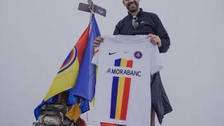 Gerard Piqué luce la camiseta de la temporada 2025-2026 del Andorra