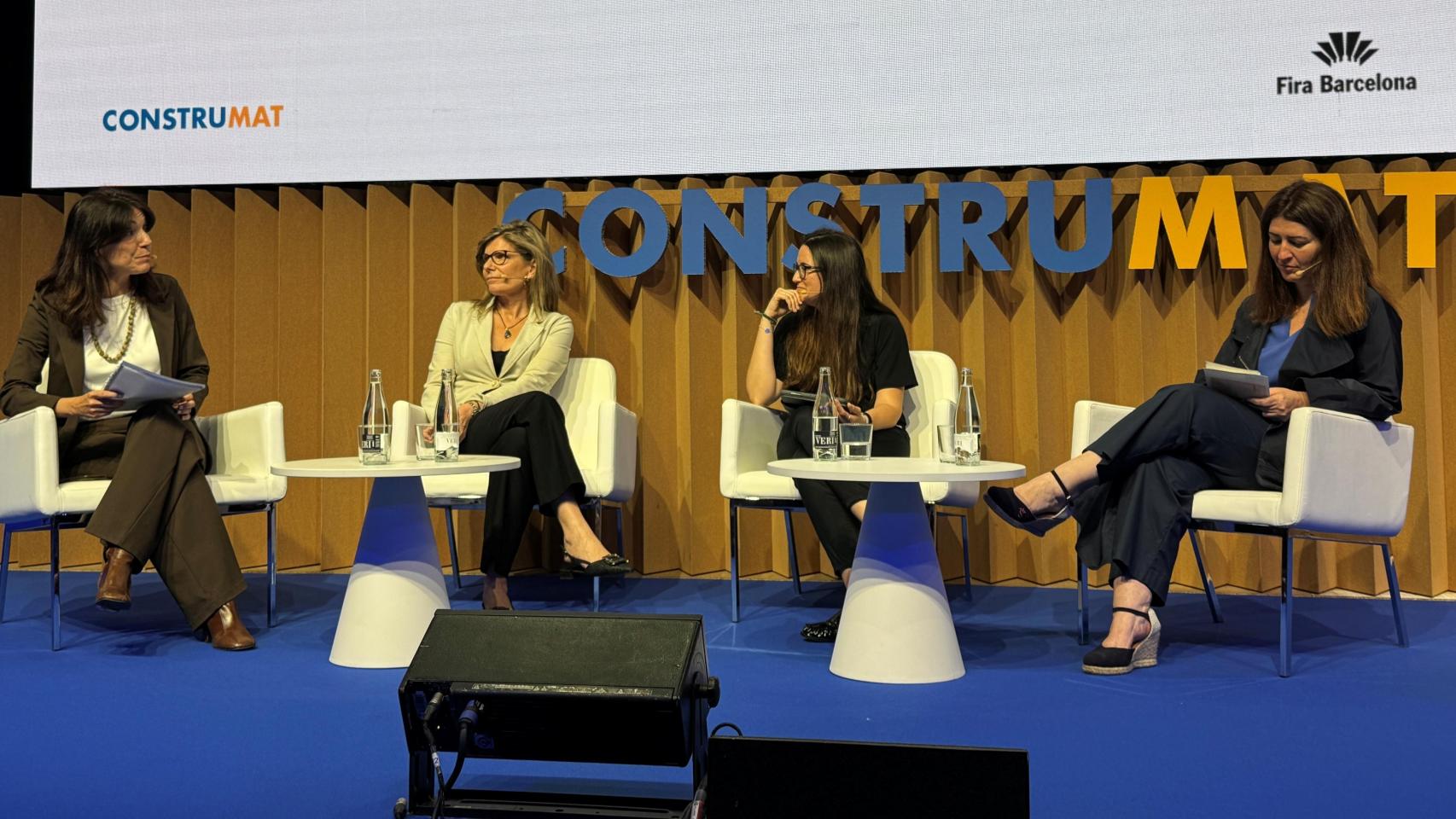 De izquierda a derecha: Patricia Martínez, Secretaria General de APCE y CEO de la constructora Tarraco; Yolanda Gálvez, CEO de Iberhogar; Bega Clavero, del Col·legi de l’Arquitectura Tècnica de Barcelona: y Sandra Bestraten, presidenta de COAC Barcelona.