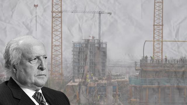 Román Sanahuja Pons, con obras del sector residencial de fondo / CG