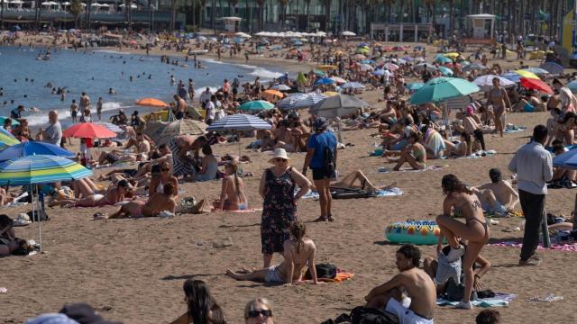 Cientos de personas disfrutan del verano en la playa de Barcelona