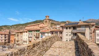 El pueblo de menos de 1.200 habitantes que esconde un jardín de Gaudí, la Pobla de Lillet