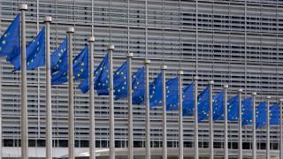 Banderas europeas ondean frente a la sede de la Unión Europea