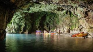 La playa catalana que enamoró a Neptuno, Cova del Llop Marí