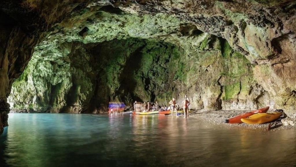 La playa catalana que enamoró a Neptuno, Cova del Llop Marí