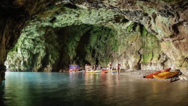 La playa catalana que enamoró a Neptuno, Cova del Llop Marí