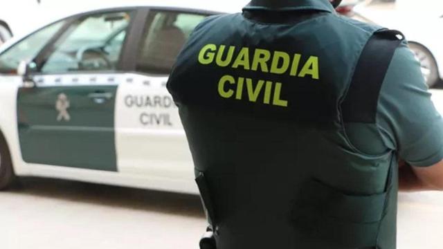 Un agente de la Guardia Civil, de espaldas, en archivo
