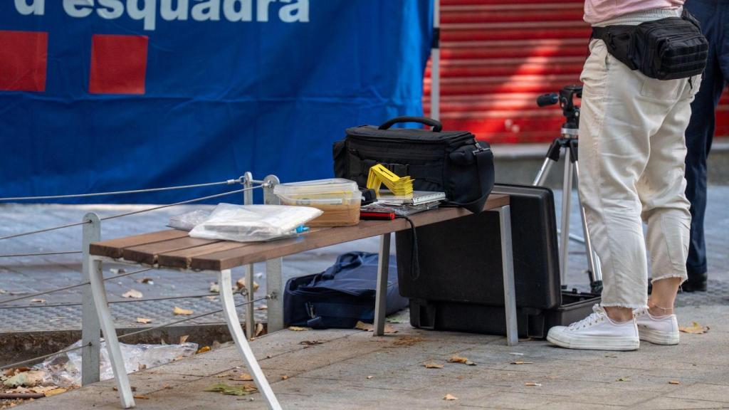 La Policía Científica llega al lugar del crimen, en el portal 200 de la calle Consell de Cent de Barcelona