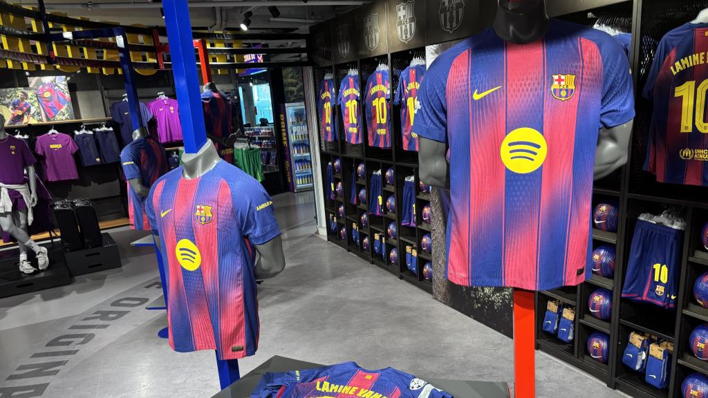 La camiseta de Lamine Yamal con el '10' en las tiendas del FC Barcelona