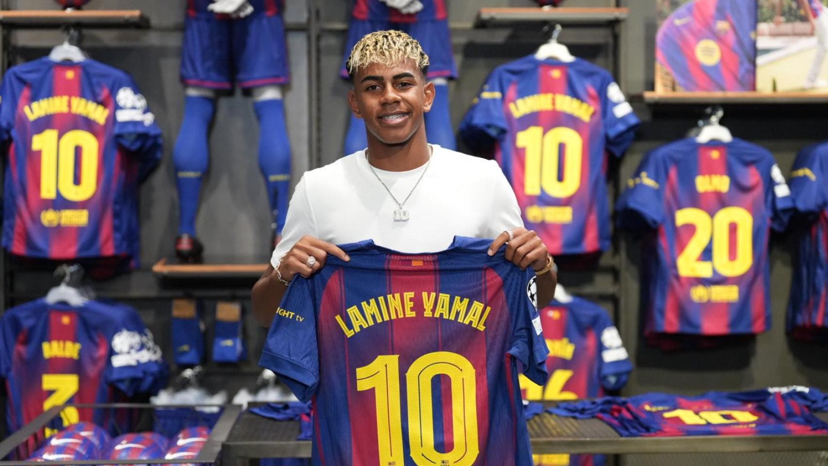 Lamine Yamal en el acto de su renovación y presentación de su nuevo dorsal