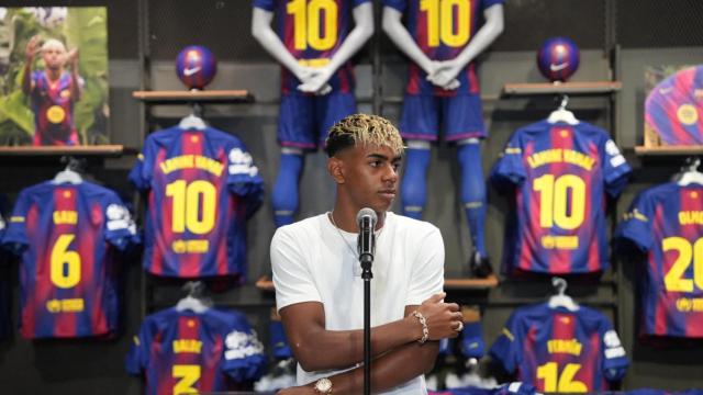 Lamine Yamal en el acto de renovación de su contrato respondiendo a los medios