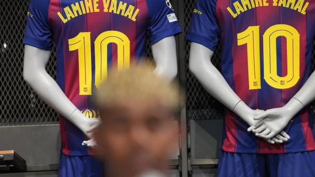 Lamine Yamal en el acto de renovación de su contrato respondiendo a los medios