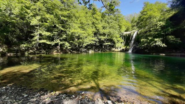 La popular ruta de montaña que garantiza el baño en una increíble piscina natural