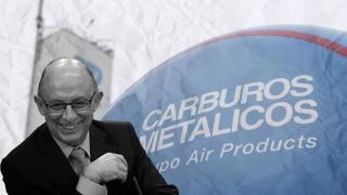 El exministro de Hacienda, Cristóbal Montoro, en un montaje con las instalaciones de Carburos Metálicos de fondo / CG