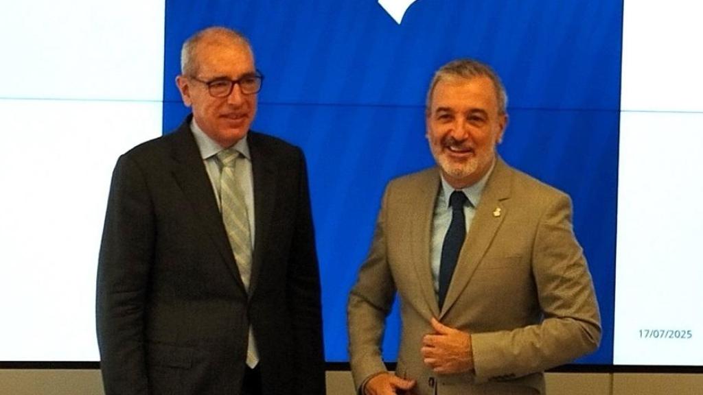 El presidente del Puerto de Barcelona, José Alberto Carbonell, junto al alcade de Barcelona, Jaume Collboni