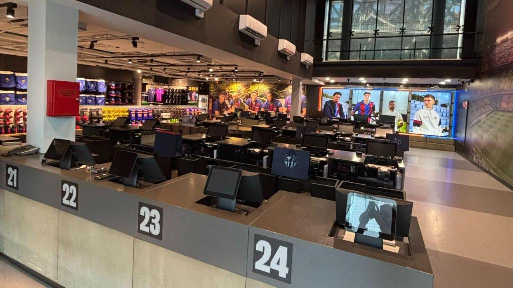 La tienda oficial del Camp Nou cuenta con 24 cajas registradoras