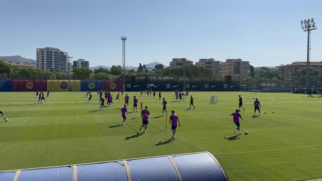 Los jugadores del FC Barcelona entrenan sobre el césped de la Ciutat Esportiva Joan Gamper