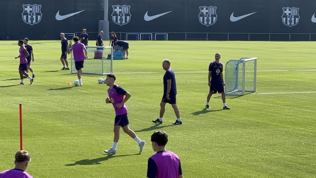 Hansi Flick observa a sus jugadores durante un entrenamiento en la Ciutat Esportiva Joan Gamper