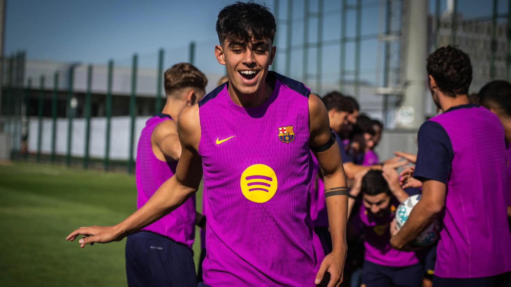 Marc Bernal sonríe en un entrenamiento con el FC Barcelona
