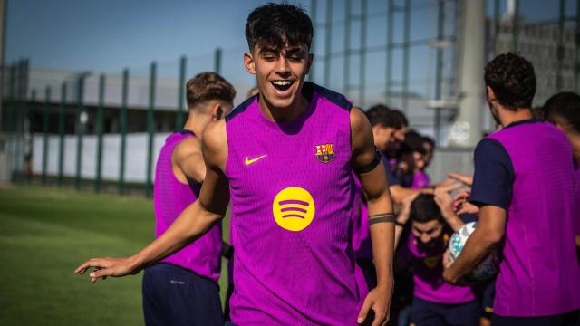 Marc Bernal sonríe en un entrenamiento con el FC Barcelona