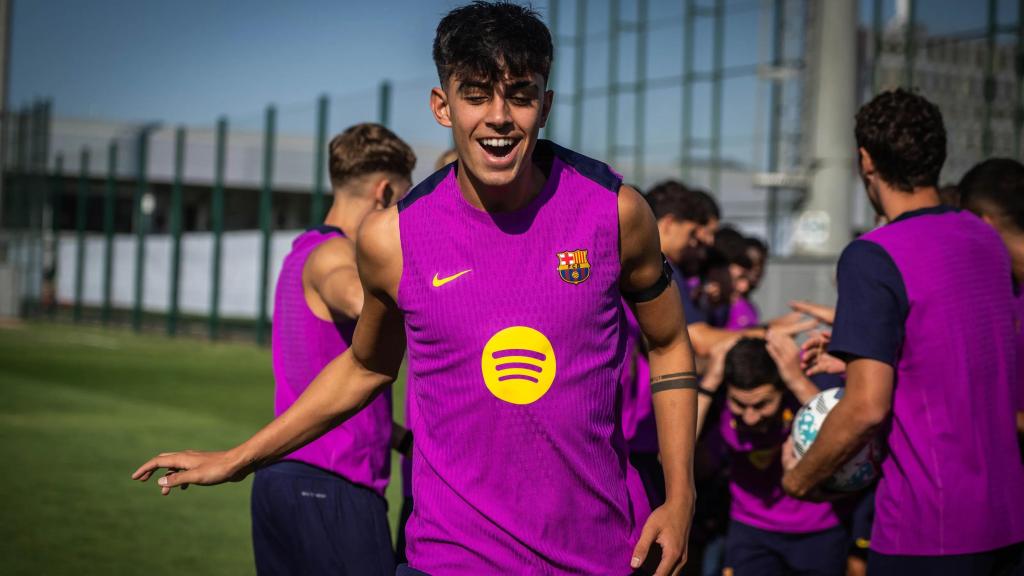 Marc Bernal sonríe en un entrenamiento con el FC Barcelona