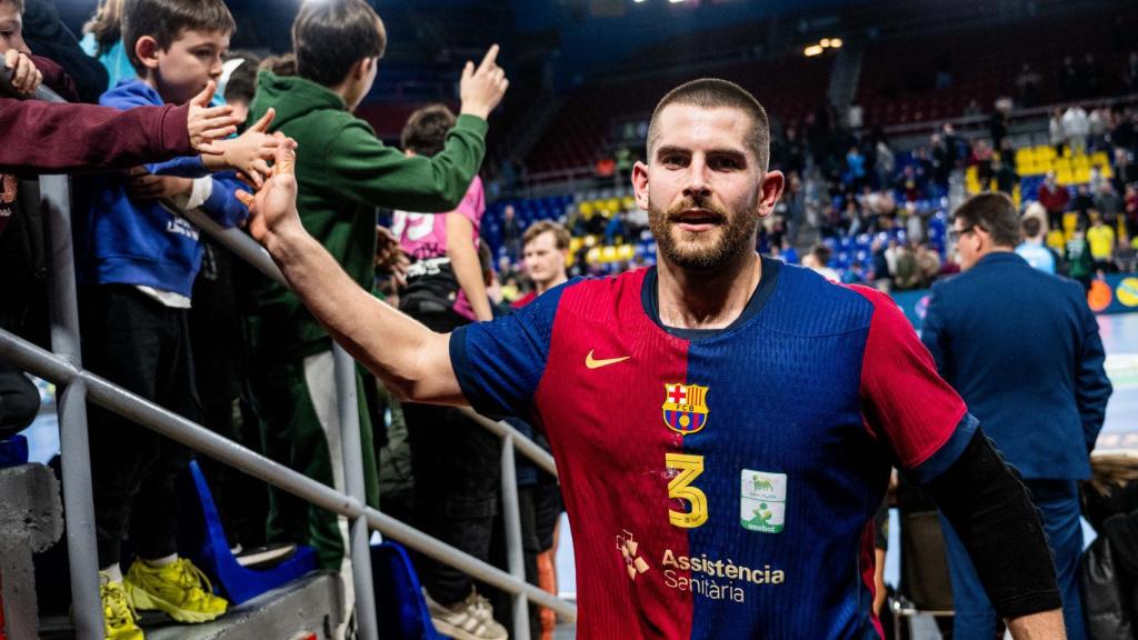 Antonio Bazán saluda a los aficionados del Barça en el Palau Blaugrana