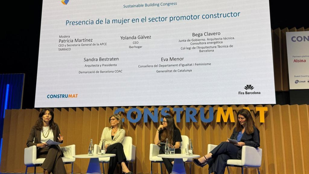 Patricia Martínez (APCE), Yolanda Gálvez (Iberhogar), Bega Clavero (Cateb) y Sandra Bestraten (COAC) durante una mesa redonda en la pasada edición de Construmat