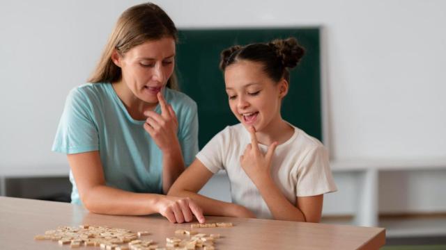 Logopeda con una niña