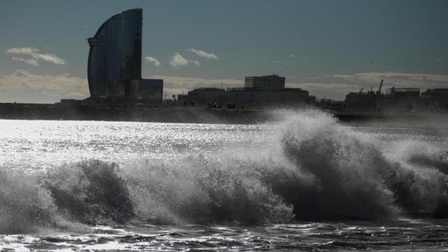 El oleaje en la playa de la Barceloneta