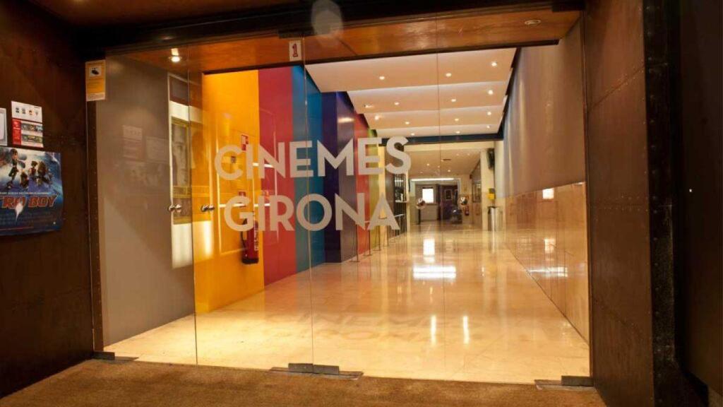 Entrada de los Cines Girona de Barcelona