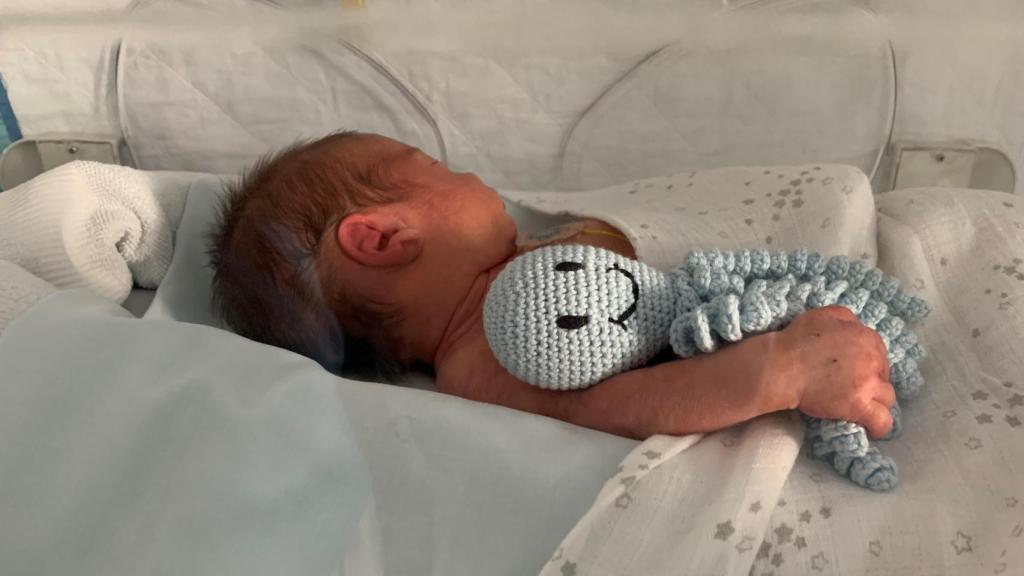 Un bebé recién nacido