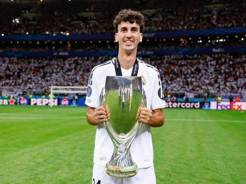Jacobo Ramón con la Supercopa de Europa