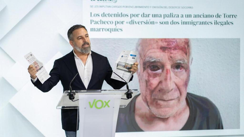 El presidente de VOX, Santiago Abascal, muestra una imagen de la agresión a un anciano en Torre-Pacheco (Murcia) durante una rueda de prensa