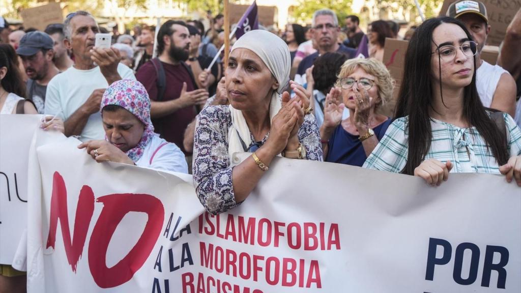 Varias personas durante una concentración contra la violencia racista tras los hechos ocurridos en Torre Pacheco, en la plaza del Ayuntamiento de Valencia