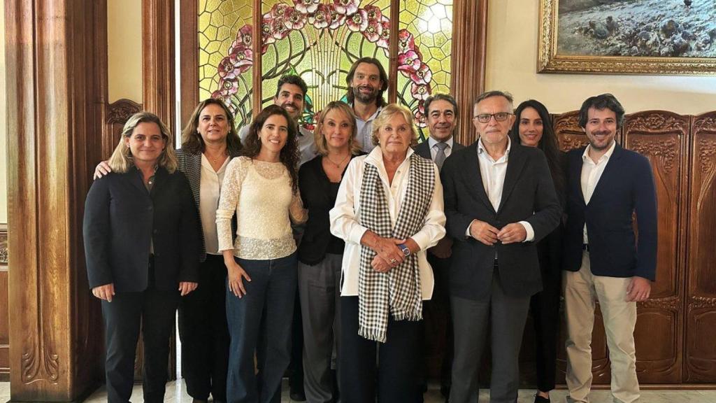 Montserrat Viladomiu (5i), con parte del equipo anterior de la Fundació Vila Casas