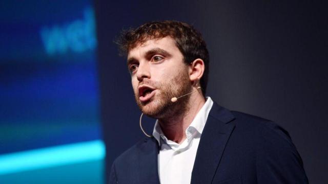 Fabrizio Romano presentando un evento