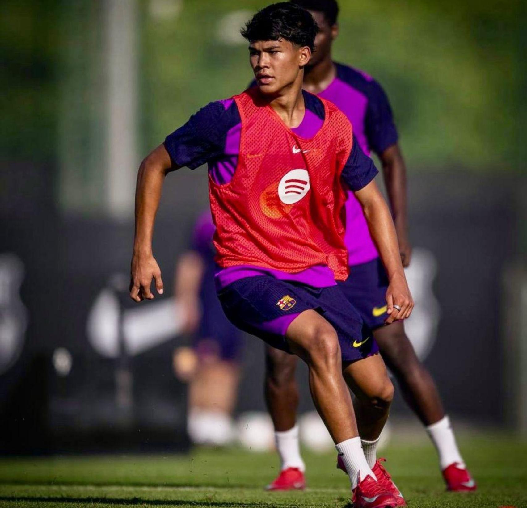 Pedro 'Dro' Fernández en un entrenamiento con Flick