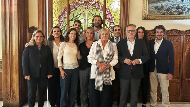 Montserrat Viladomiu (5i), con parte del equipo anterior de la Fundació Vila Casas