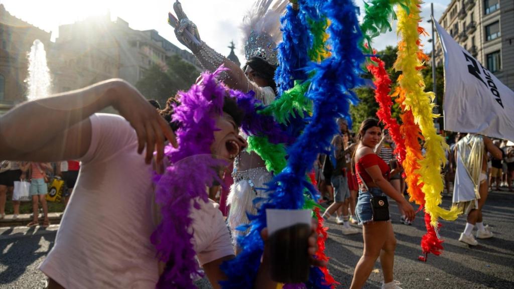 Varias personas durante la manifestación del Pride Barcelona
