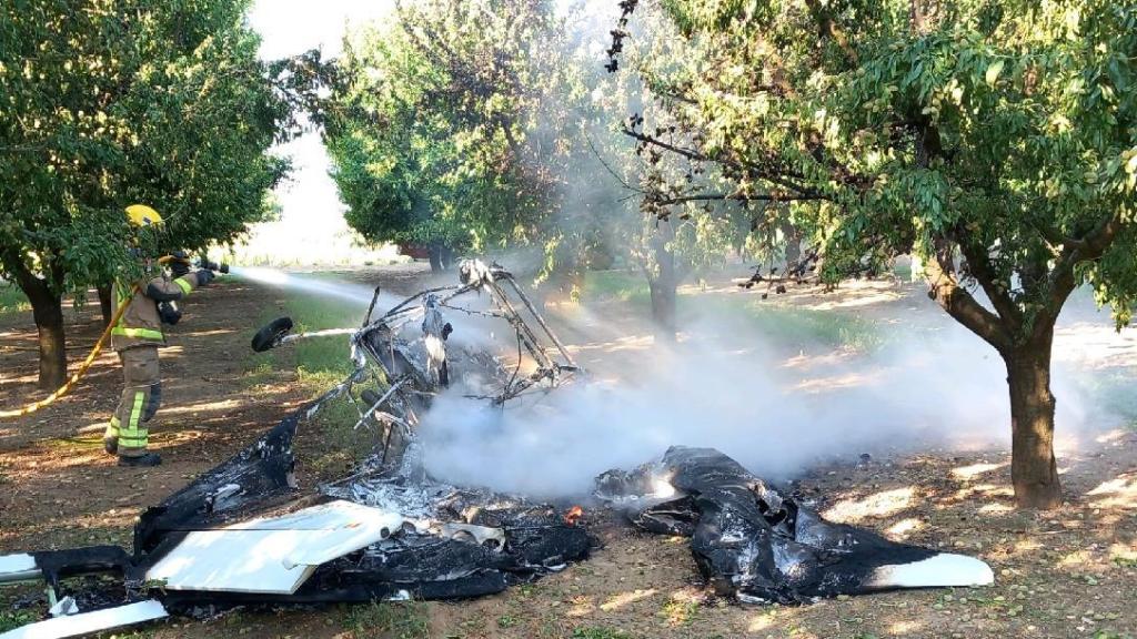 La avioneta accidentada, totalmente calcinada por las llamas