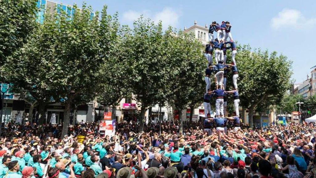 Los 'castellers' de los Capgrossos de Mataró, haciendo un 'castell'