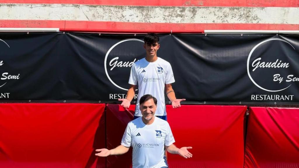 El propietario del restaurante Gaudim, Semi, posa junto a Marc Bernal en el campus del futbolista