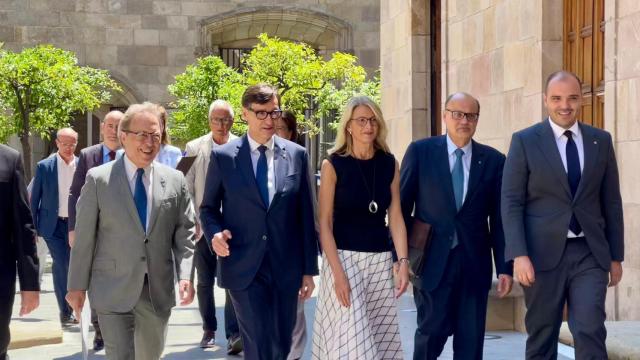 El presidente de la Generalitat, Salvador Illa, y el conseller de la Presidencia, Albert Dalmau, con representantes del Cetra, la Cámara de Barcelona, Cecot, UGT, CCOO, y el Fòrum d'Entitats per la Reforma de l'Administració (Fera)