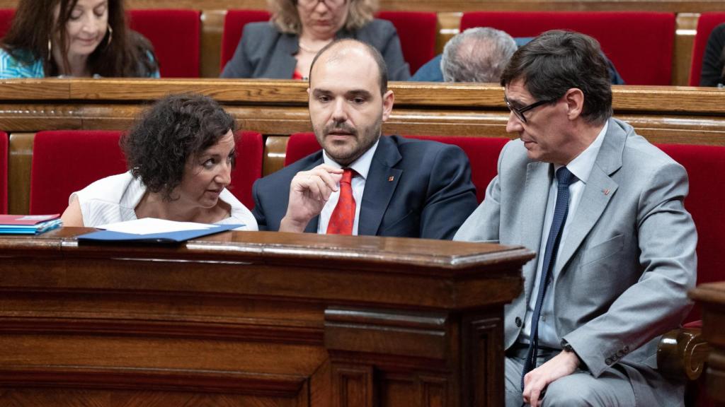 Los 'consellers' Alícia Romero y Albert Dalmau, y el 'president' Salvador Illa en el Parlament