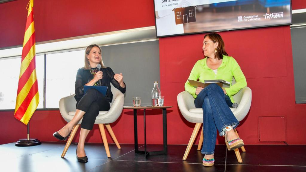 La 'consellera' de Derechos Sociales e Inclusión, Mònica Martínez, y la 'consellera' de Territorio, Vivienda y Transición Ecológica, Sílvia Paneque, en diálogo este lunes en el CCCB.
