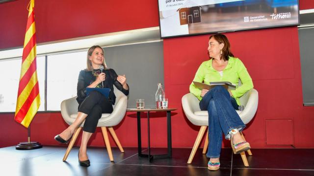 La 'consellera' de Derechos Sociales e Inclusión, Mònica Martínez, y la 'consellera' de Territorio, Vivienda y Transición Ecológica, Sílvia Paneque, en diálogo este lunes en el CCCB.