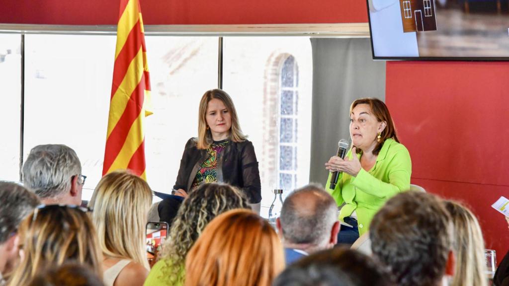 La 'consellera' de Derechos Sociales e Inclusión, Mònica Martínez, y la 'consellera' de Territorio, Vivienda y Transición Ecológica, Sílvia Paneque, en diálogo este lunes en el CCCB.