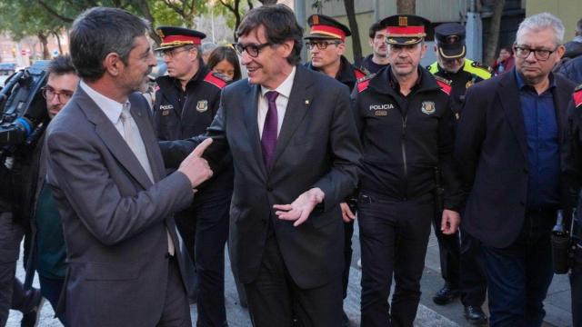 El presidente catalán, Salvador Illa, con el director general de Policía, Josep Lluís Trapero