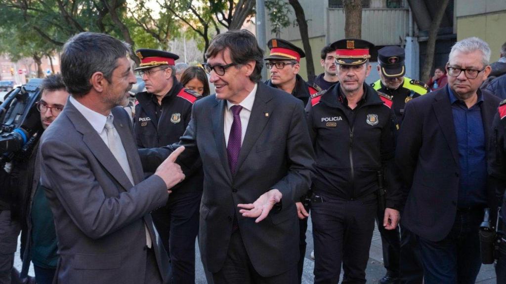 El presidente catalán, Salvador Illa, con el director general de Policía, Josep Lluís Trapero
